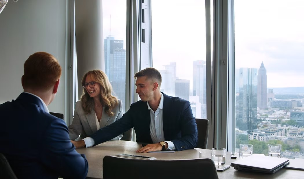 SH&Partner im Beratungsgespräch mit Blick auf die Frankfurter Skyline